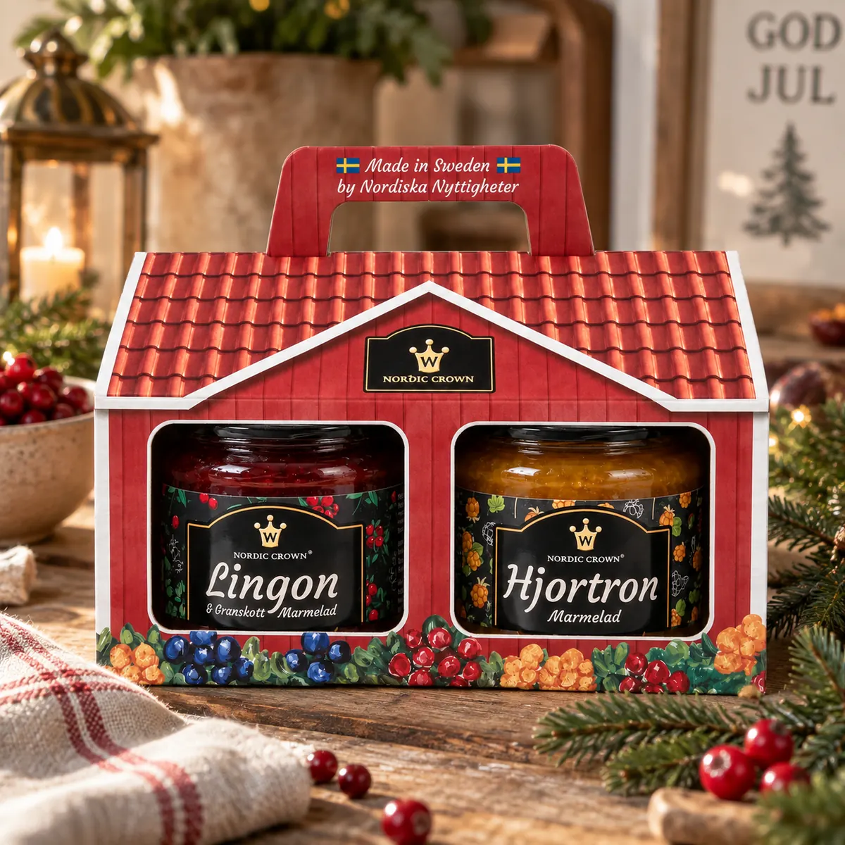 Marmelad Stugan med lingon- och hjortronmarmelad, i julstämning med lyktor och granris